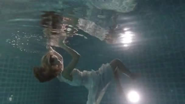 长红头发的漂亮女人穿着礼服在水下游泳 慢镜头 — 图库视频影像