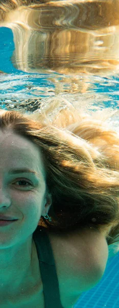 Close Rosto Mulher Bonita Sorridente Nadando Debaixo Água — Fotografia de Stock