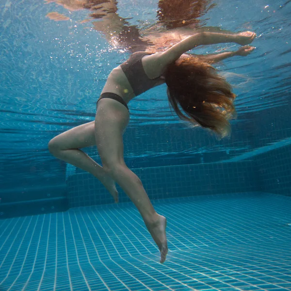 Schöne Frau Mit Langen Roten Haaren Posiert Unter Wasser Bikini — Stockfoto