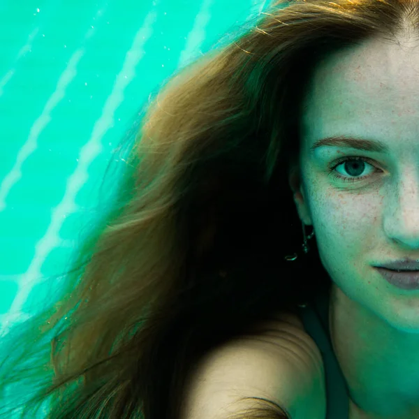 Close Gezicht Van Glimlachende Mooie Vrouw Zwemmen Onder Water — Stockfoto