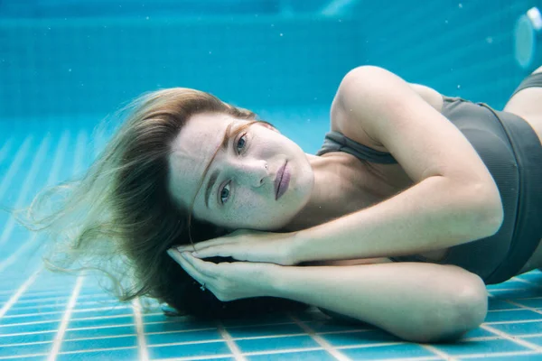 Mooie Vrouw Met Lang Rood Haar Poserend Onder Water Bikini — Stockfoto