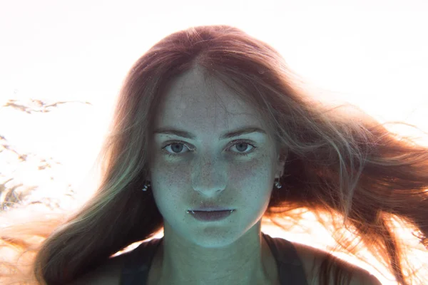 Primo Piano Volto Bella Donna Nuotare Sott Acqua — Foto Stock