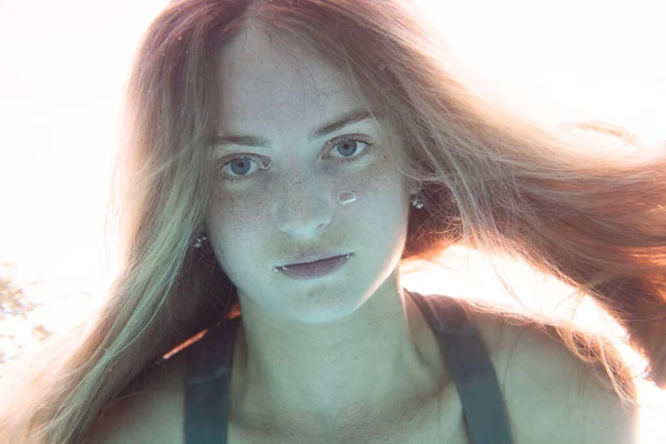 Closeup Face Beautiful Woman Swimming Underwater — Stock Photo, Image
