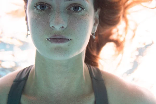 Κοντινό Πλάνο Πρόσωπο Της Όμορφης Γυναίκας Κολύμπι Κάτω Από Νερό — Φωτογραφία Αρχείου