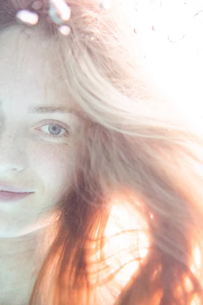 Primo Piano Volto Bella Donna Nuotare Sott Acqua — Foto Stock