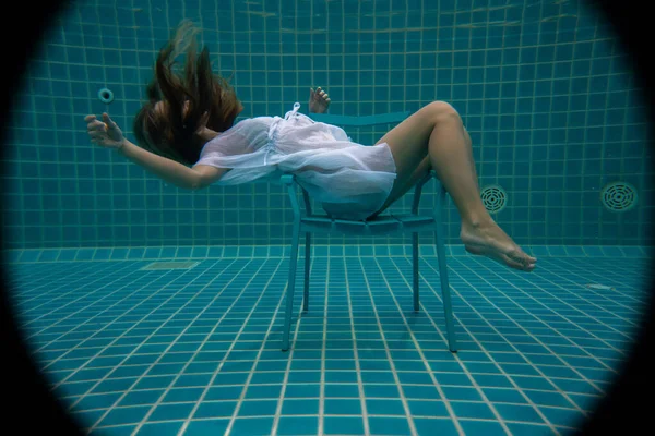 Krásná Žena Dlouhými Zrzavými Vlasy Pózující Pod Vodou Židli — Stock fotografie