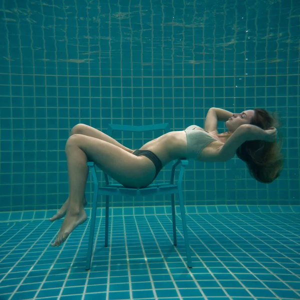 Mulher Bonita Com Cabelos Longos Ruivos Posando Subaquática Cadeira — Fotografia de Stock