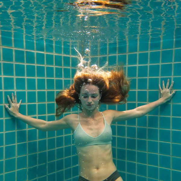 Krásná Žena Dlouhými Zrzavými Vlasy Pózující Pod Vodou Bikinách — Stock fotografie