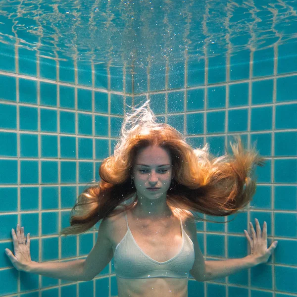 Schöne Frau Mit Langen Roten Haaren Posiert Unter Wasser Bikini — Stockfoto