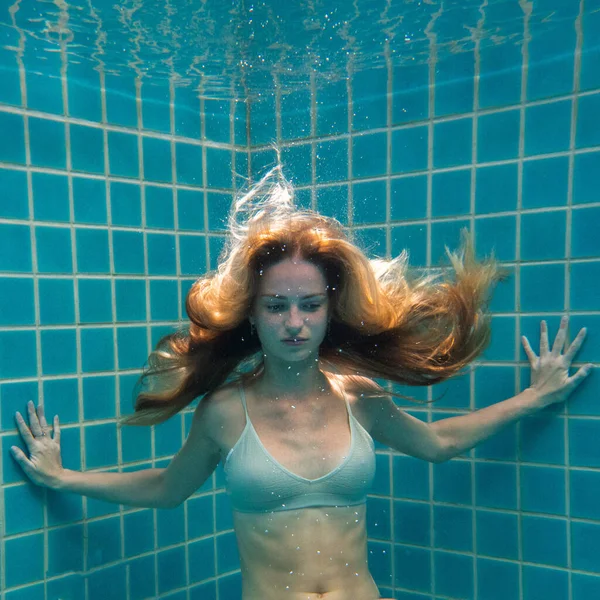 Piękna Kobieta Długimi Rudymi Włosami Pozuje Pod Wodą Bikini — Zdjęcie stockowe