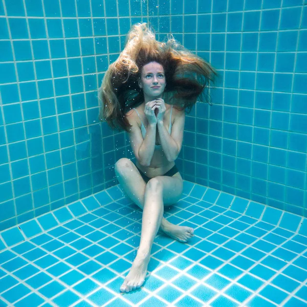 Schöne Frau Mit Langen Roten Haaren Posiert Unter Wasser Bikini — Stockfoto