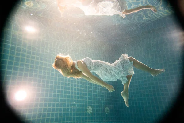 Schöne Frau Mit Langen Roten Haaren Posiert Unter Wasser Weißem — Stockfoto