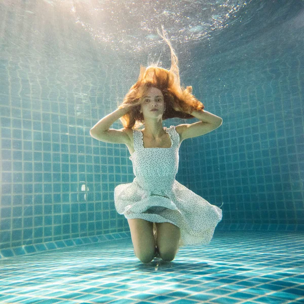 Hermosa Mujer Con Pelo Largo Rojo Posando Bajo Agua Vestido —  Fotos de Stock