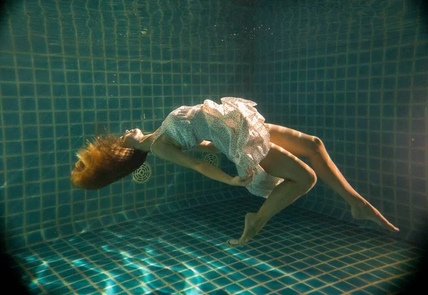 Mooie Vrouw Met Lang Rood Haar Poseren Onderwater Witte Jurk — Stockfoto