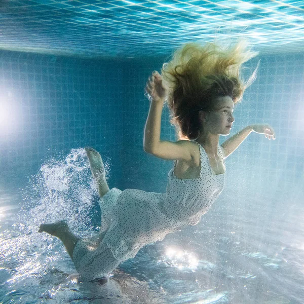 Schöne Frau Mit Langen Roten Haaren Posiert Unter Wasser Weißem — Stockfoto