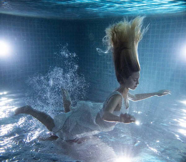 Schöne Frau Mit Langen Roten Haaren Posiert Unter Wasser Weißem — Stockfoto