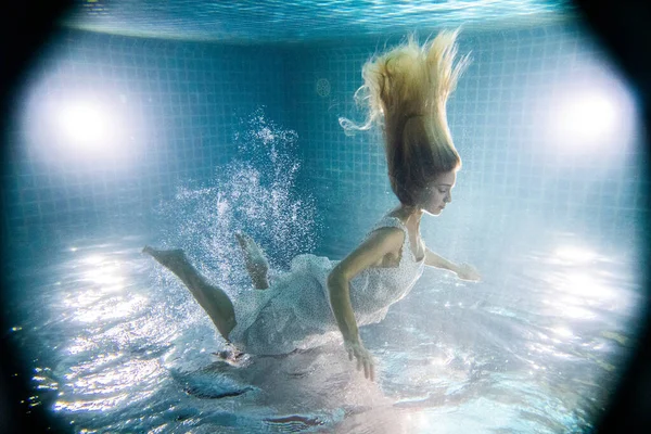 Schöne Frau Mit Langen Roten Haaren Posiert Unter Wasser Weißem — Stockfoto