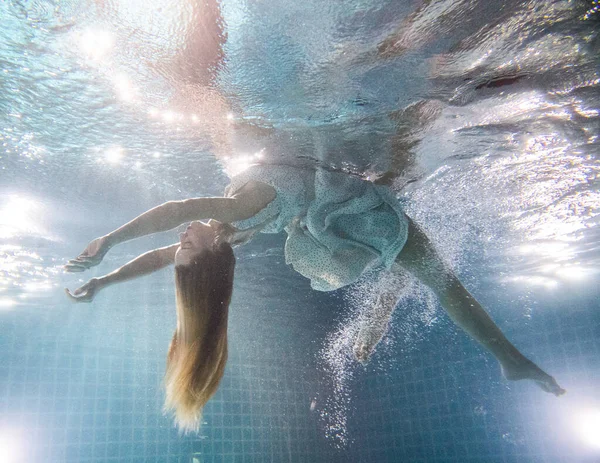 Mooie Vrouw Met Lang Rood Haar Poseren Onderwater Witte Jurk — Stockfoto