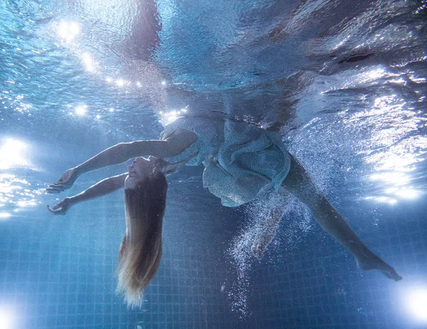 Hermosa Mujer Con Pelo Largo Rojo Posando Bajo Agua Vestido — Foto de Stock