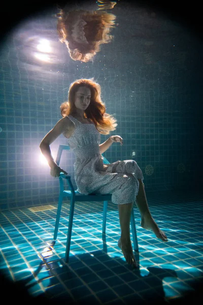 Mooie Vrouw Met Lang Rood Haar Poseren Onder Water Stoel — Stockfoto