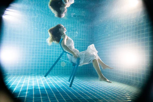 Piękna Kobieta Długimi Rudymi Włosami Pozująca Pod Wodą Krześle Białej — Zdjęcie stockowe