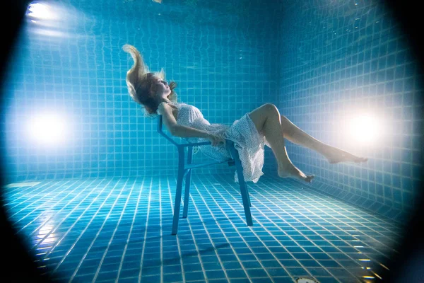 Krásná Žena Dlouhými Zrzavými Vlasy Pózující Pod Vodou Židli Bílých — Stock fotografie