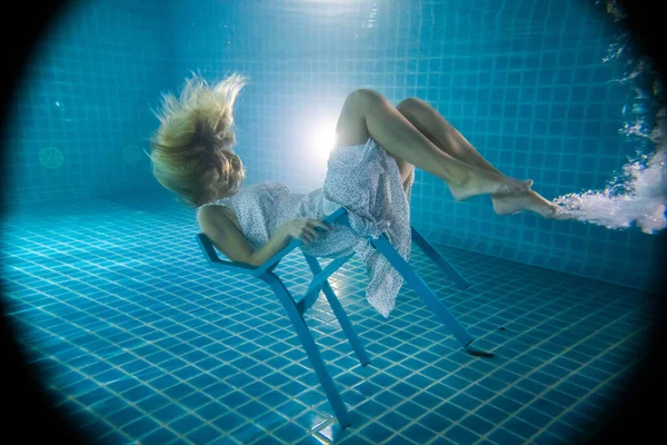 Mooie Vrouw Met Lang Rood Haar Poseren Onder Water Stoel — Stockfoto