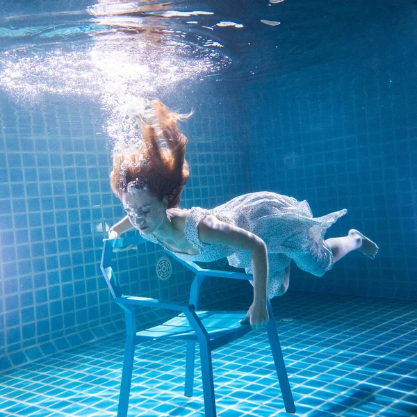 Mooie Vrouw Met Lang Rood Haar Poseren Onder Water Stoel — Stockfoto