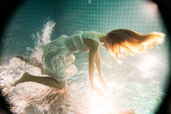 Hermosa Mujer Con Pelo Largo Rojo Posando Bajo Agua Vestido — Foto de Stock