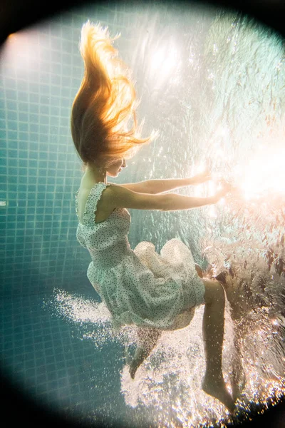 Mooie Vrouw Met Lang Rood Haar Poseren Onderwater Witte Jurk — Stockfoto