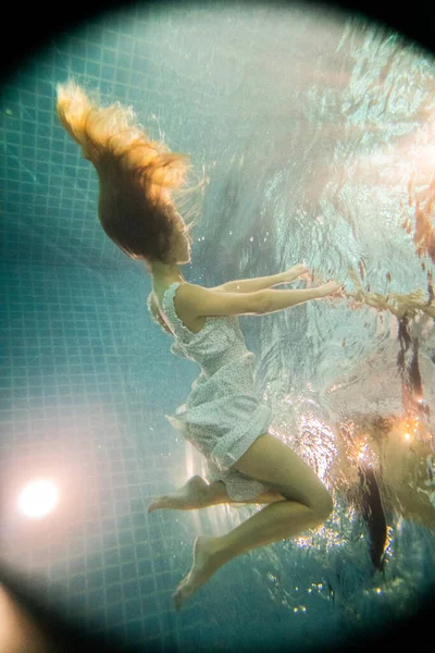 Mooie Vrouw Met Lang Rood Haar Poseren Onderwater Witte Jurk — Stockfoto