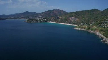 Tayland, Phuket 'teki tropikal Kata Noi Sahili' nin insansız hava aracı görüntüsü