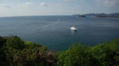 Tayland, Phuket 'te tropik Kata Noi Sahili yakınlarında bulunan lüks bir teknenin hava aracı görüntüsü.