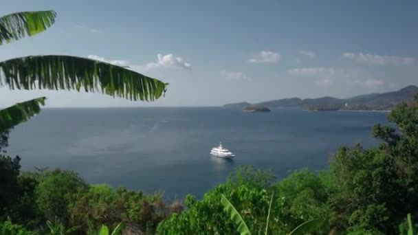 熱帯に近い海の上の豪華なボートの空中ドローンビュー ビーチエリア — ストック動画