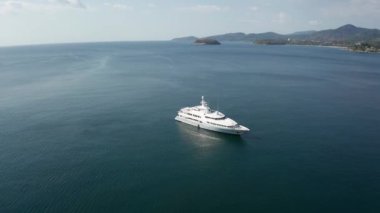 Tayland, Phuket 'te tropik Kata Noi Sahili yakınlarında bulunan lüks bir teknenin hava aracı görüntüsü.
