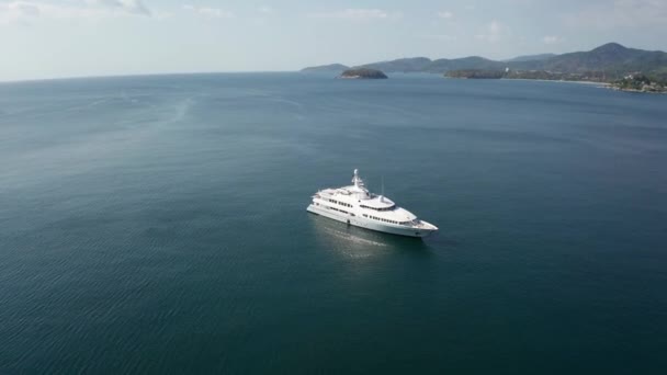 Veduta Aerea Drone Lussuosa Barca Sul Mare Vicino Tropicale Kata — Video Stock