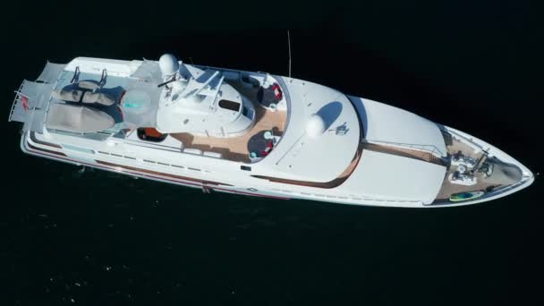 Drohnenaufnahme Eines Luxuriösen Bootes Auf Dem Meer Der Nähe Des — Stockvideo