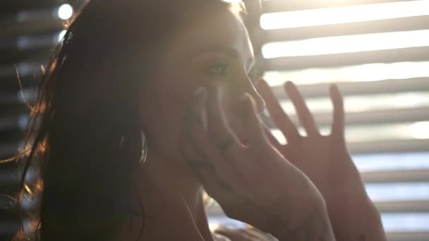 Close Rosto Mulher Sensual Sobre Janela Com Blinds Fundo Vídeo — Vídeo de Stock