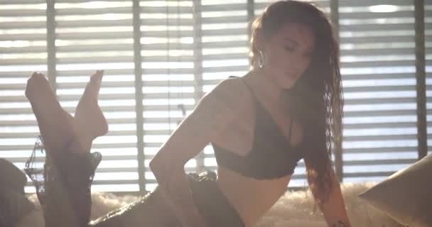 Sensual Mujer Con Sujetador Negro Pantalones Posando Cama Sobre Ventana — Vídeo de stock