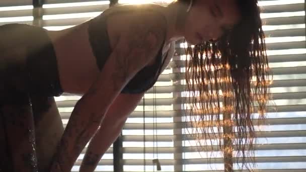 Siyah Sutyen Pantolon Giyen Şehvetli Bir Kadın Pencerenin Üzerinde Poz — Stok video