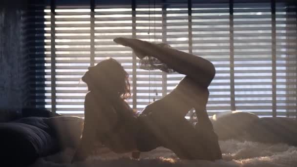 Sensual Mujer Con Sujetador Negro Pantalones Posando Cama Sobre Ventana — Vídeos de Stock