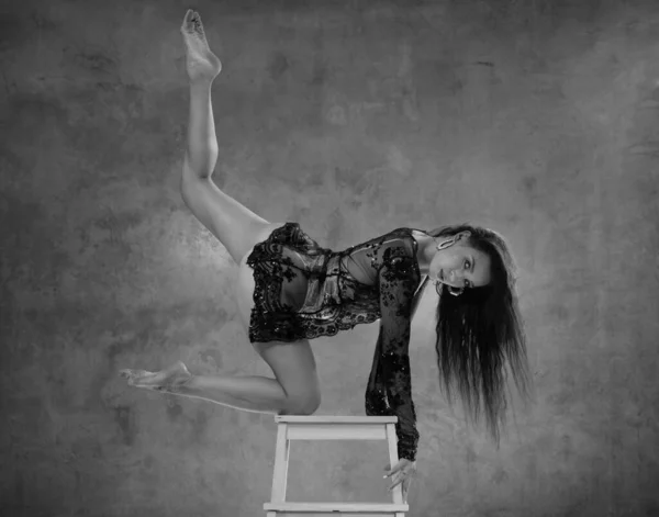 Schöne Akrobatik Weißen Spitzenunterwäsche Posiert Auf Der Hölzernen Stuhlleiter Studio — Stockfoto