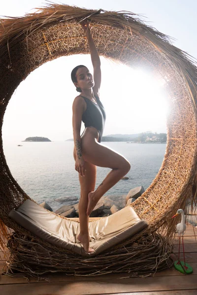 Schöne Mädchen Schwarzen Badeanzug Posiert Draußen Auf Dem Strohnest Über — Stockfoto