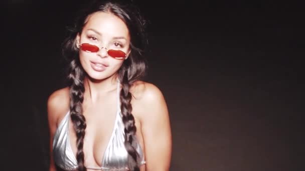 Gümüş Bikinili Tatlı Seksi Esmer Kız Kot Şortlu Güneş Gözlüklü — Stok video