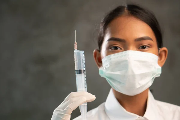 Young Asian Woman Virus Protection Mask Holding Syringe Isolated Concrete — Stock Photo, Image