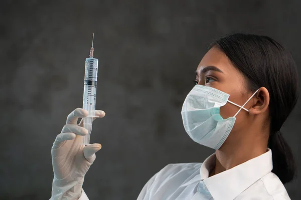 Young Asian Woman Virus Protection Mask Holding Syringe Isolated Concrete — Stock Photo, Image