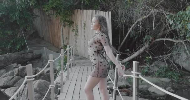 Hermosa Mujer Morena Caminando Coqueteando Con Cámara Sobre Pequeño Puente — Vídeo de stock