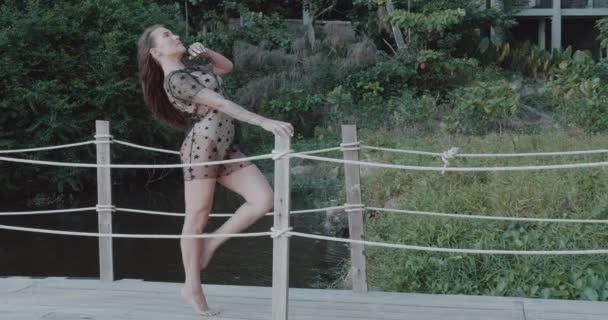 Güzel Esmer Kadın Yürüyor Yaz Günü Küçük Tahta Bir Köprüde — Stok video