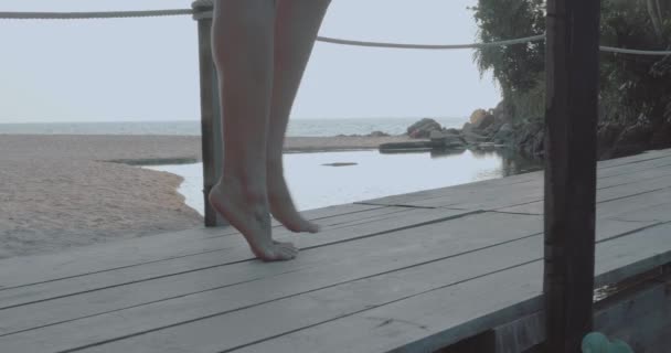 Κοντινό Πλάνο Γυναικεία Πόδια Πόδια Πάνω Από Μικρή Ξύλινη Γέφυρα — Αρχείο Βίντεο