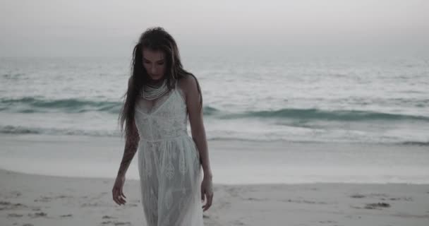 레이스 드레스를 아름다운 여자의 낭만적 초상화 여름철 초저녁에 해변에서 카메라로 — 비디오